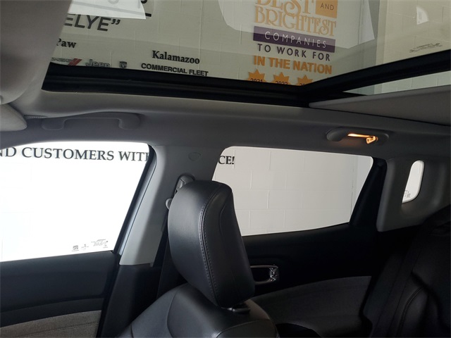 2022 Jeep Compass Latitude Lux photo 10