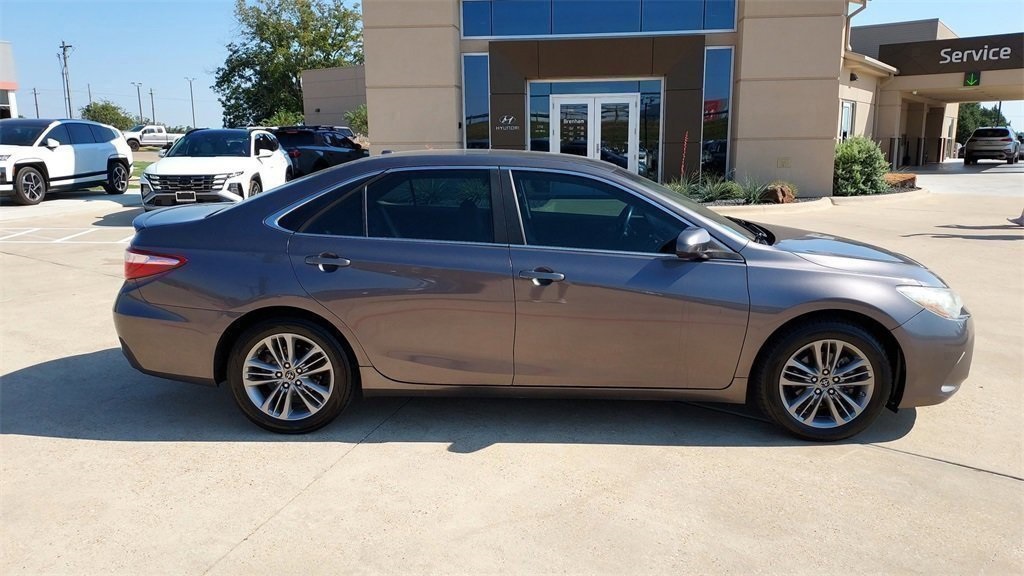2015 Toyota Camry SE photo 2