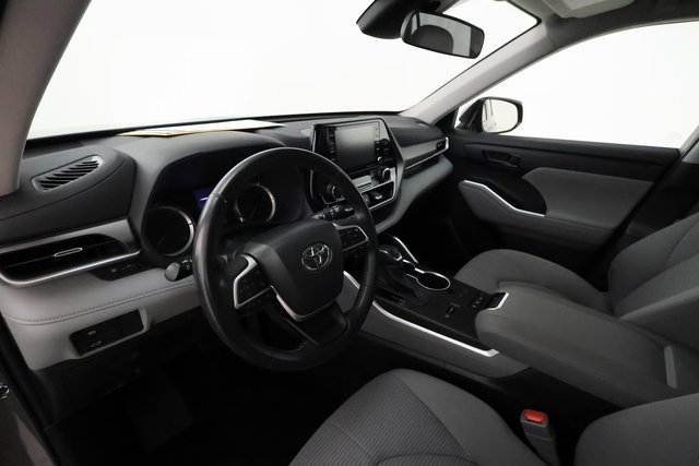 2022 Toyota Highlander LE photo 9