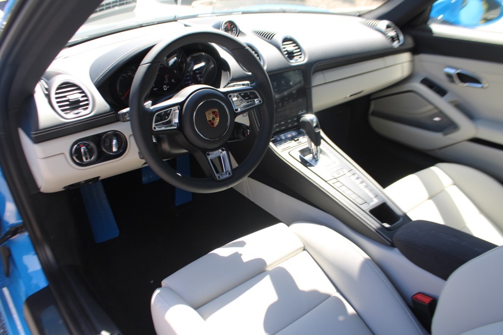 2025 Porsche Cayman photo 4