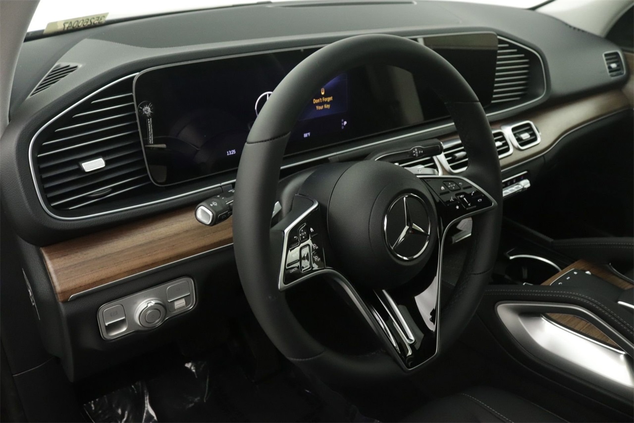 2025 Mercedes Benz GLE 450 4MATIC photo 3