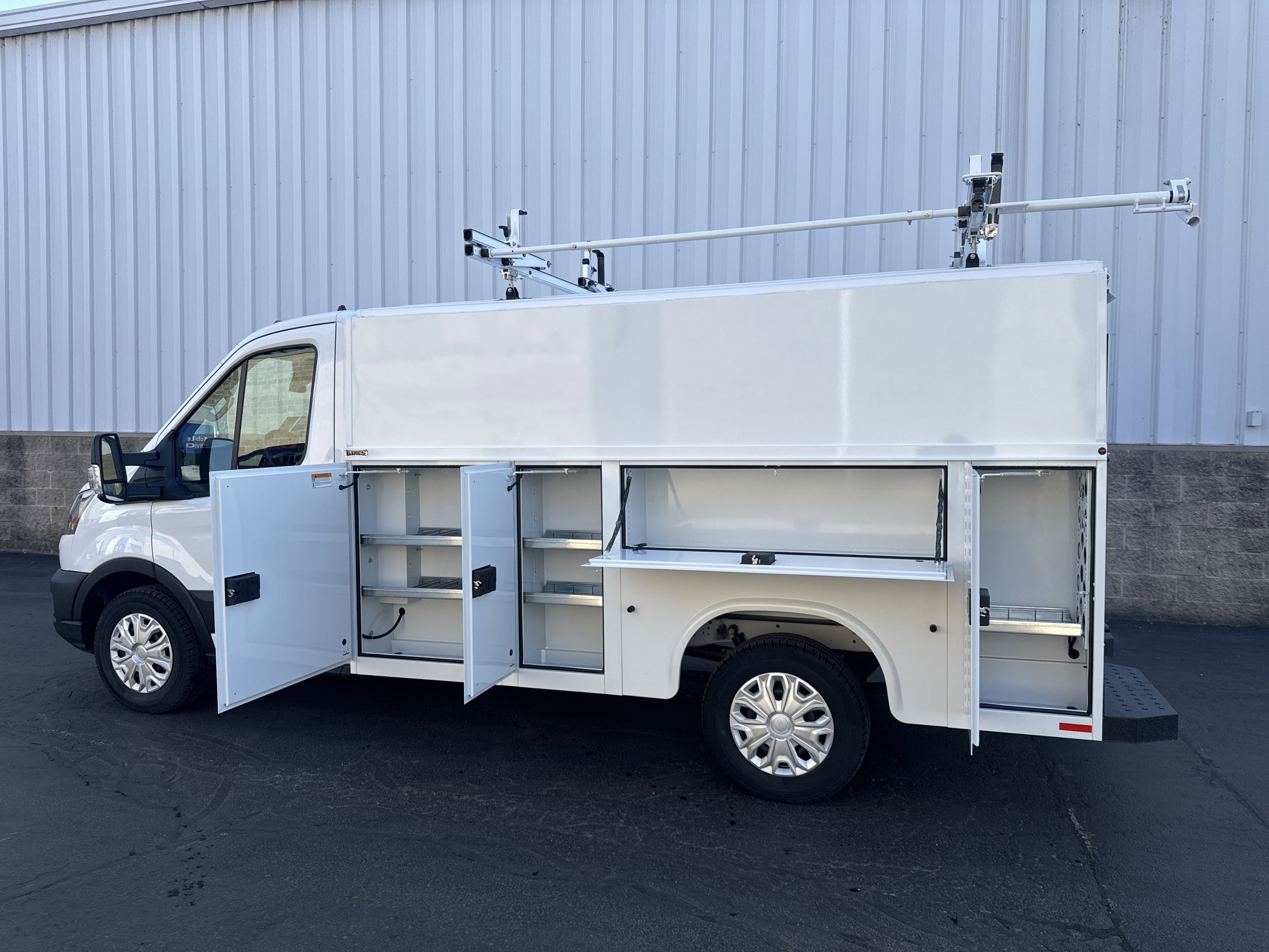 2024 Ford Transit Cutaway photo 3