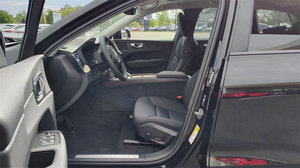 2026 Volvo XC60 B5 Plus photo 6