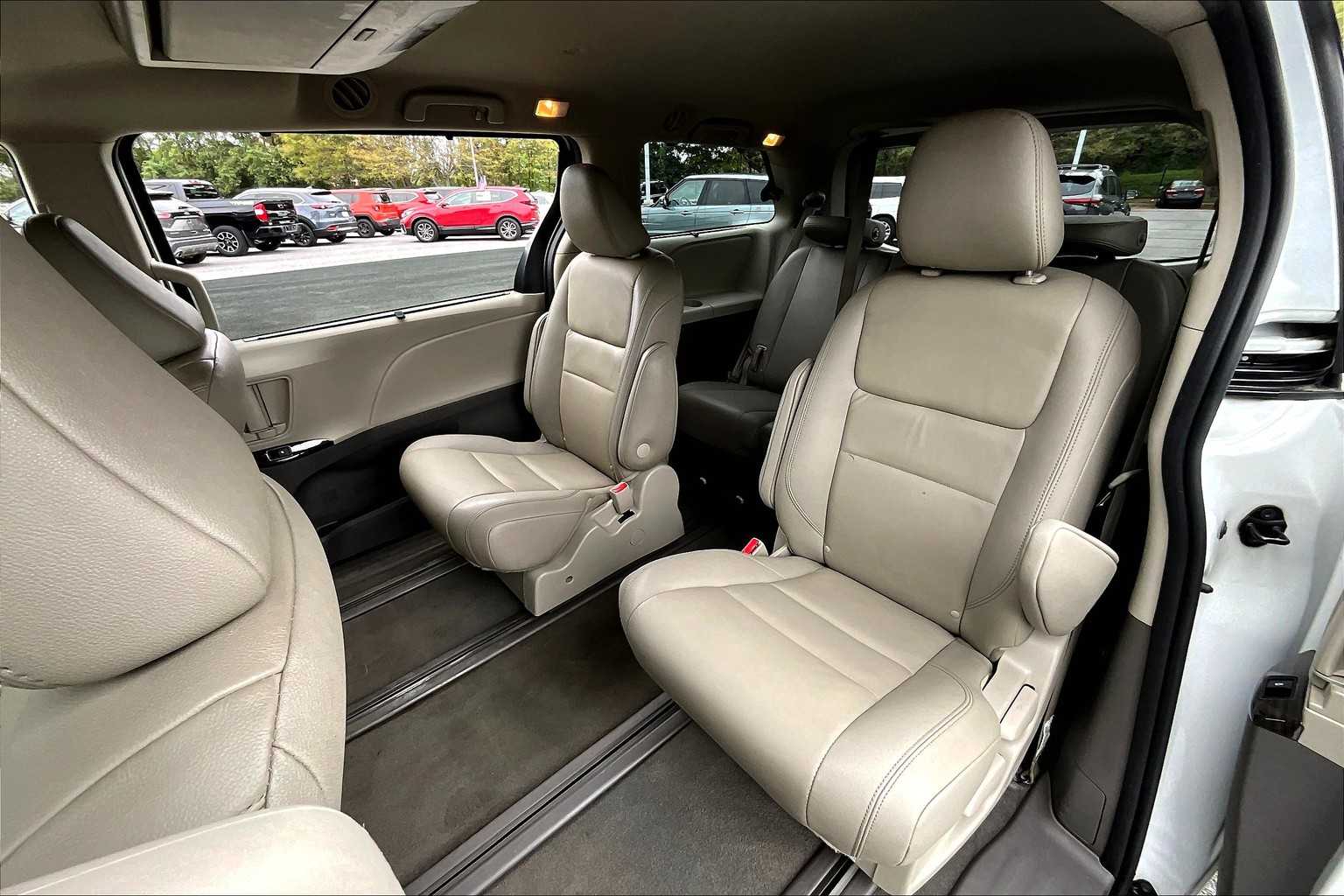 2020 Toyota Sienna XLE Premium photo 18