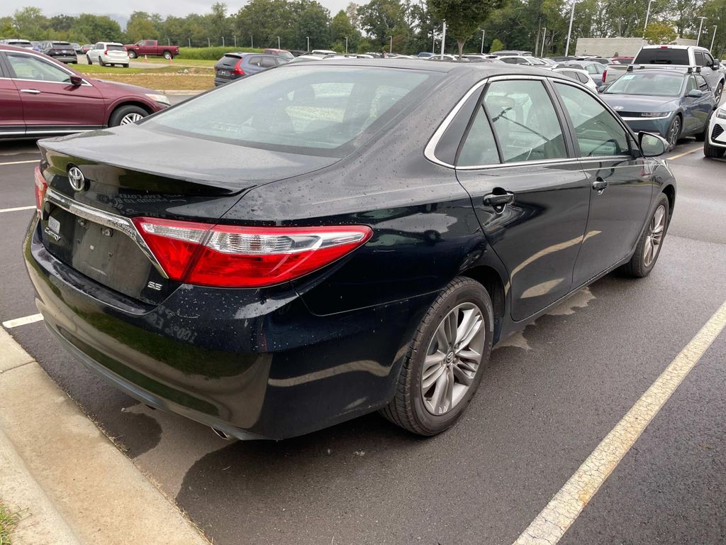 2016 Toyota Camry SE photo 4