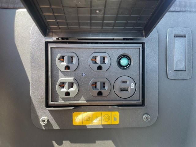 2025 Ford F-150 Lightning Flash photo 32