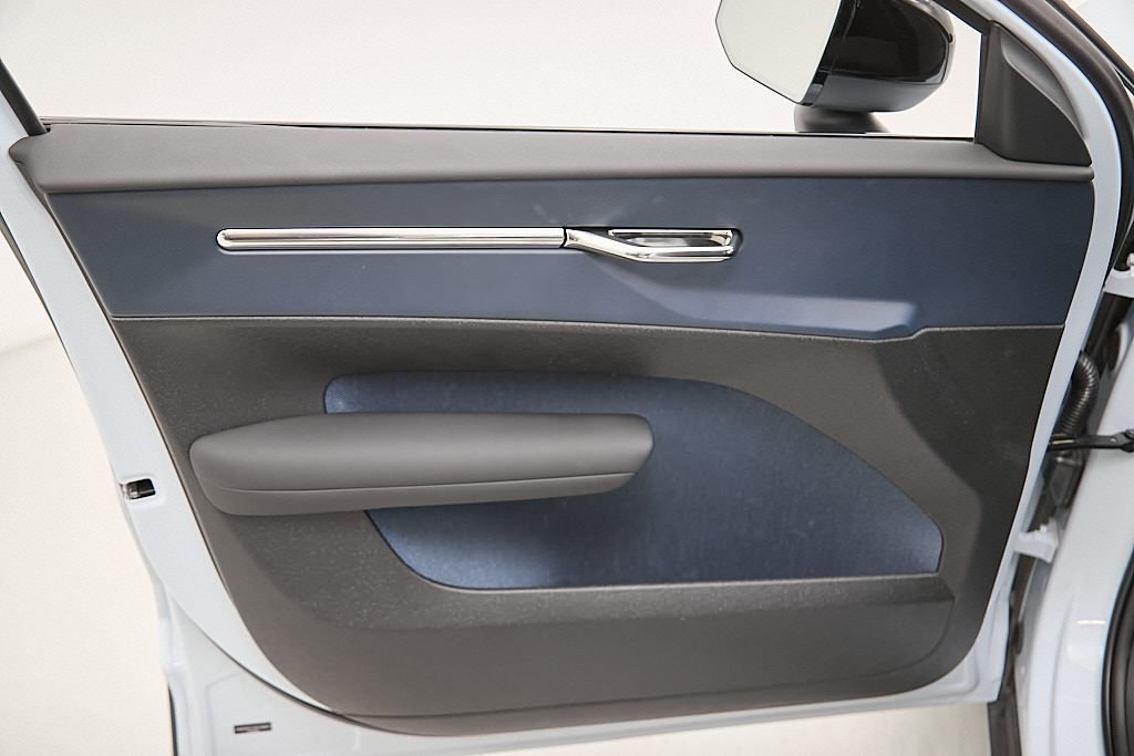 2025 VOLVO EX30 - Image 9