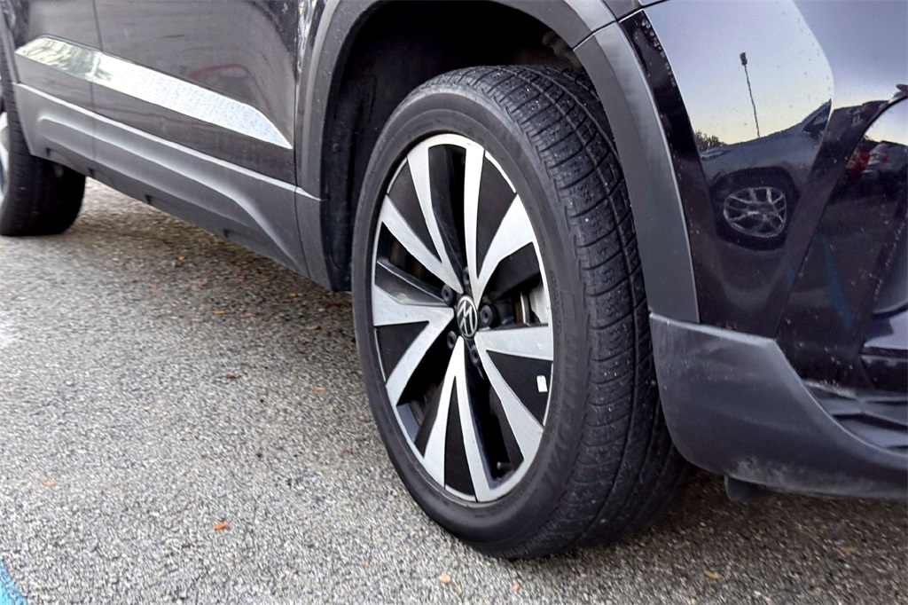 2024 Volkswagen Taos SE photo 4