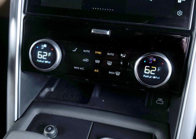 2023 Land Rover Discovery Metropolitan Edition photo 15