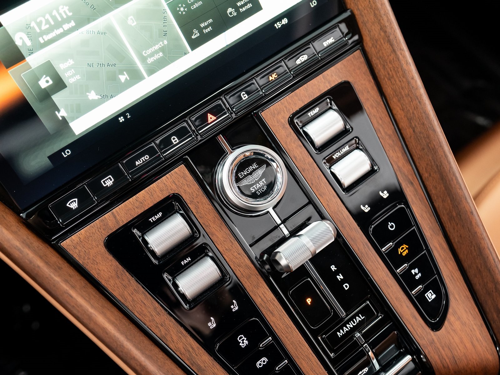 2025 Aston Martin DB12 photo 32