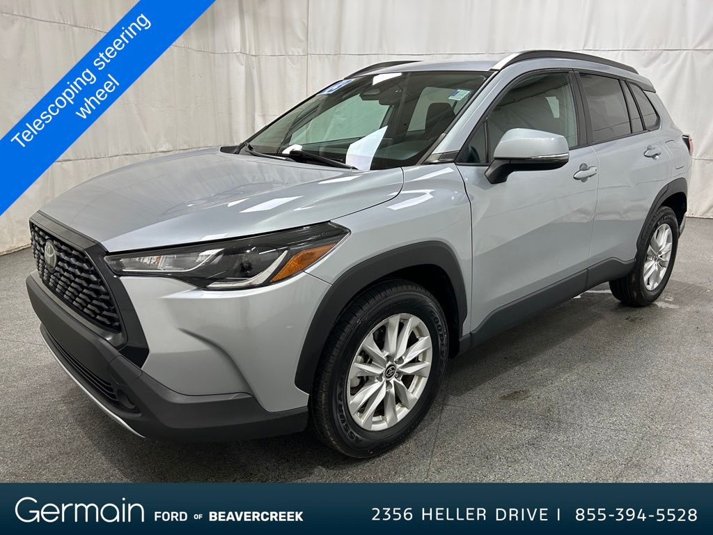 2023 Toyota Corolla Cross LE photo 3