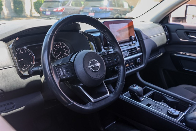 2022 Nissan Pathfinder SV photo 13