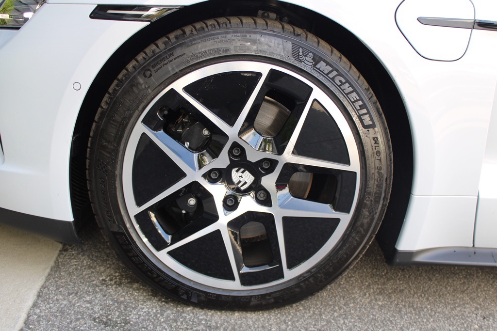 2025 Porsche Taycan photo 26