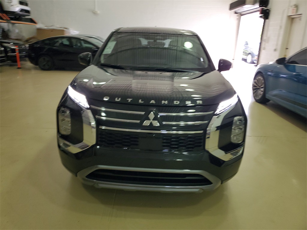 2025 Mitsubishi Outlander SE photo 2