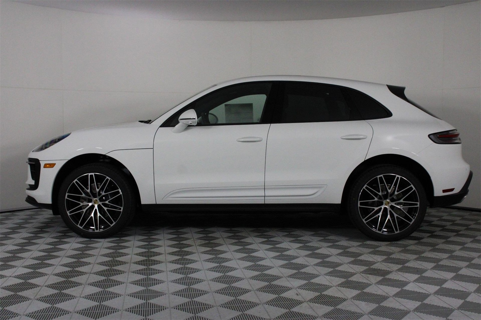 2025 Porsche Macan T photo 2