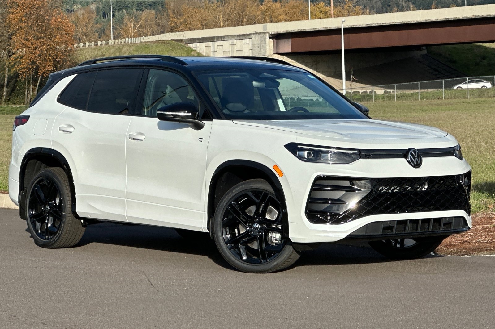 2026 Volkswagen Tiguan SE R-LINE BLACK's photo