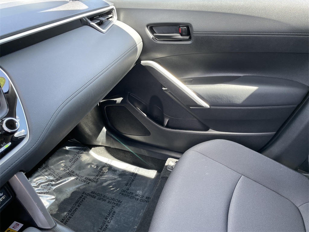 2022 Toyota Corolla Cross LE photo 24