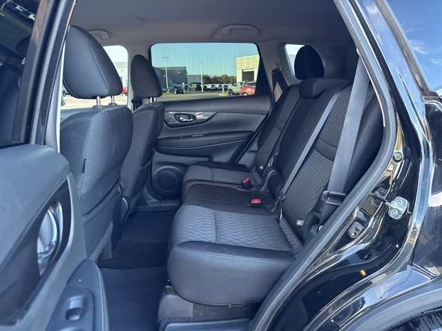 2017 Nissan Rogue SV photo 14