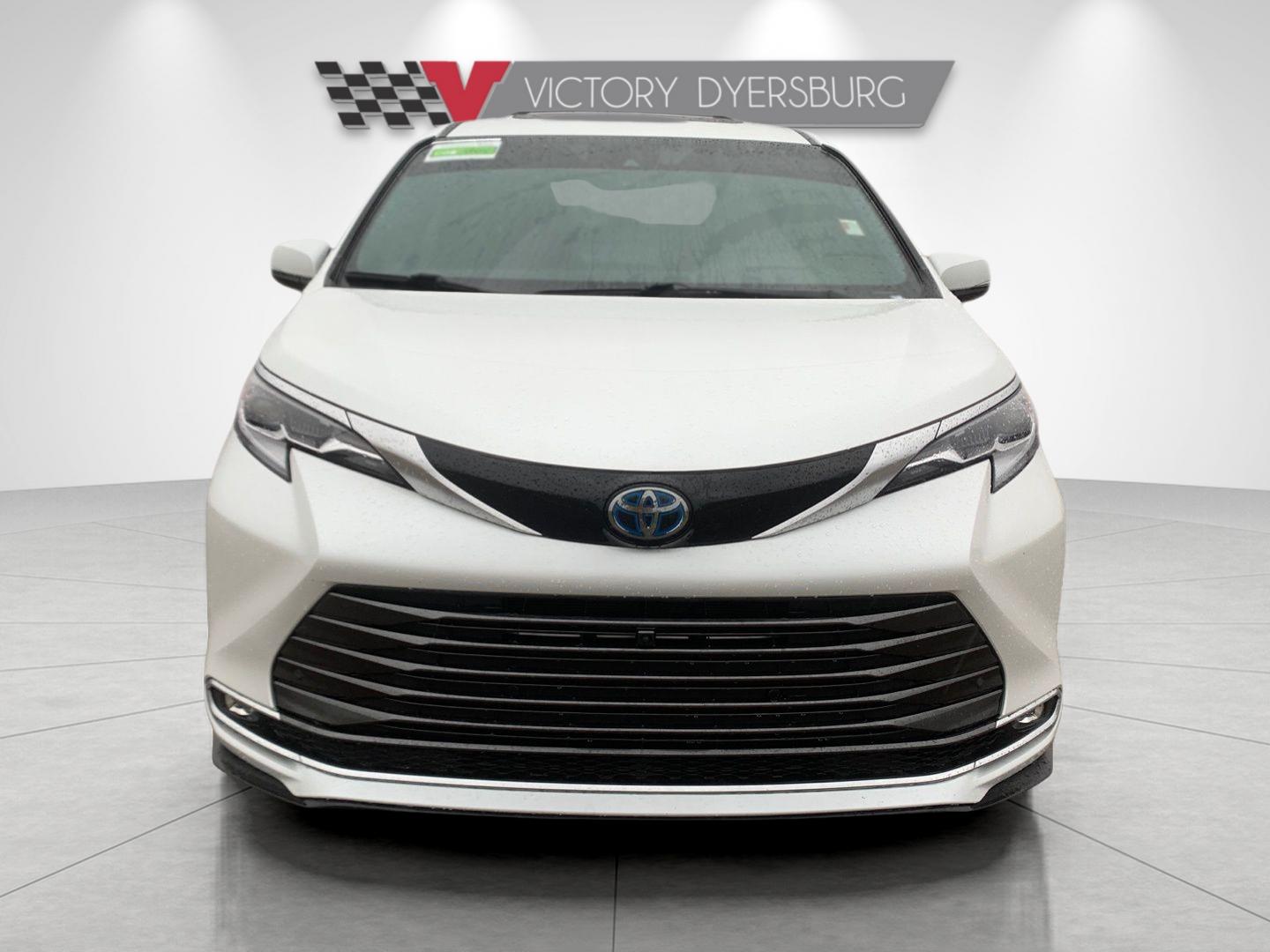 2022 Toyota Sienna Platinum photo 2