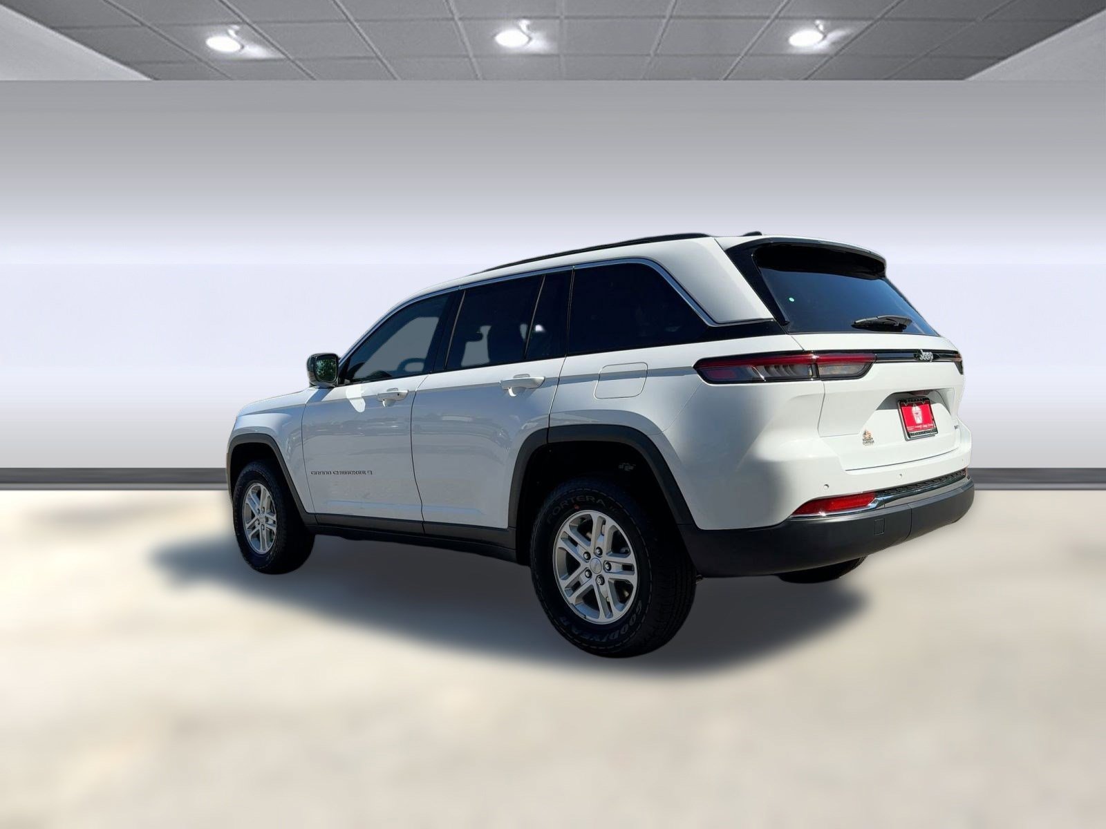 2025 Jeep Grand Cherokee Laredo photo 3