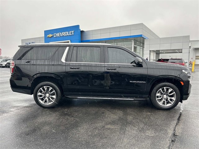 2022 Chevrolet Suburban LT photo 2