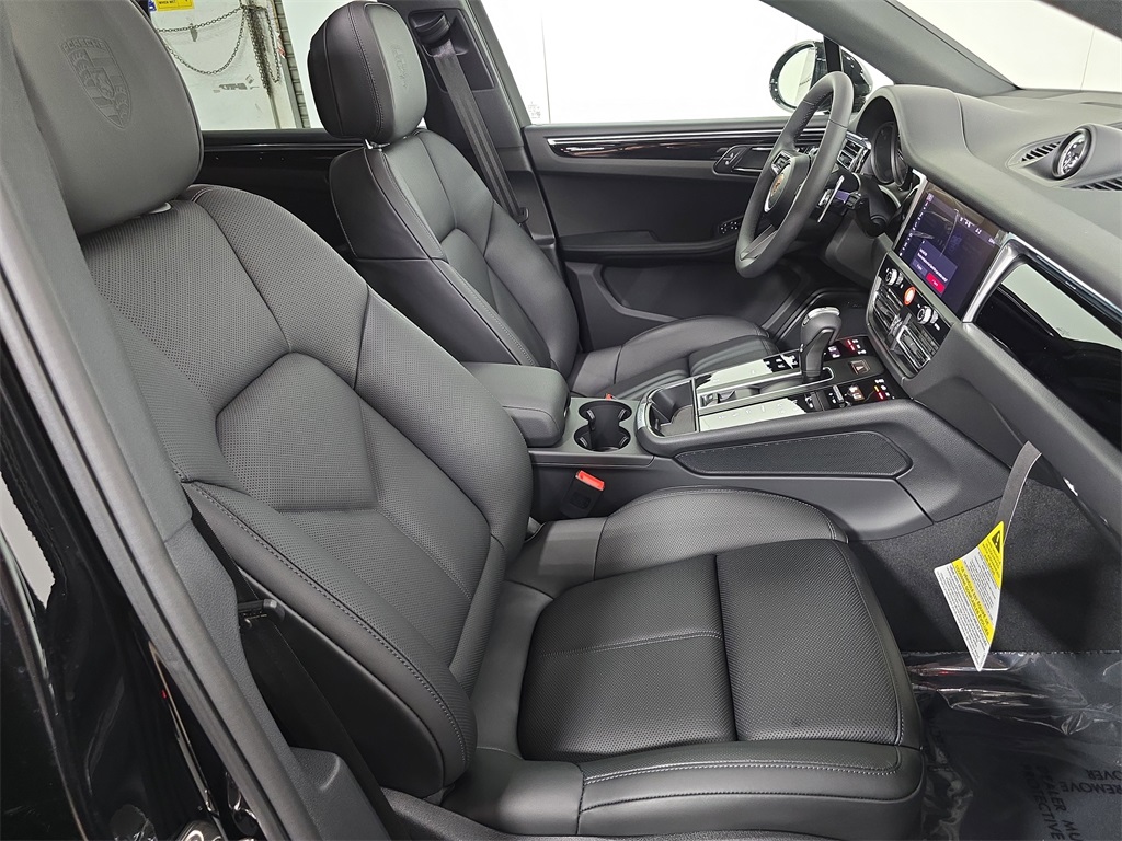 2026 Porsche Macan T photo 25