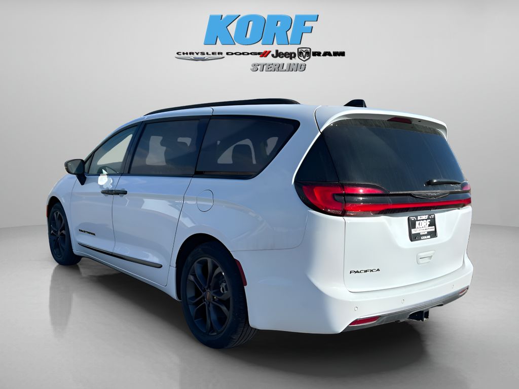 2024 Chrysler Pacifica Touring L photo 7