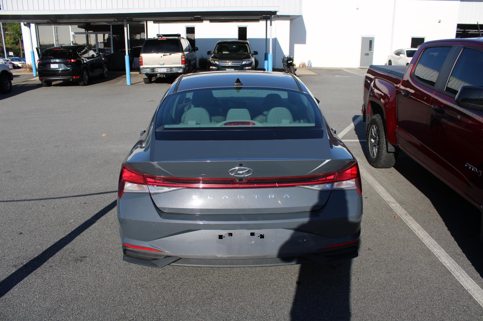 2023 Hyundai Elantra SEL photo 4