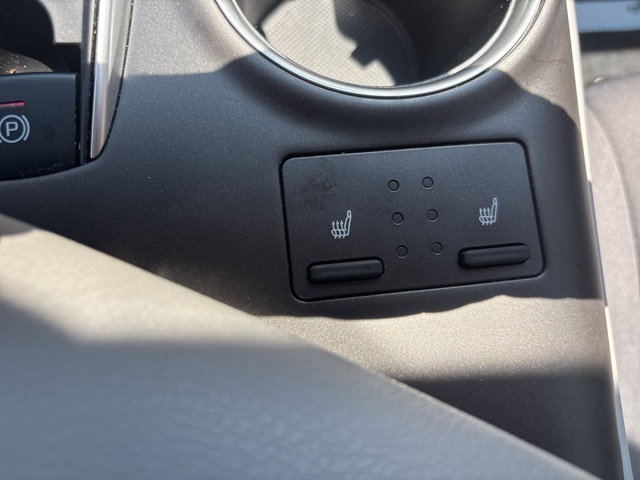 2023 Toyota Camry Hybrid LE photo 18