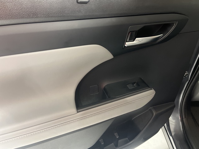 2021 Toyota Highlander XLE photo 26