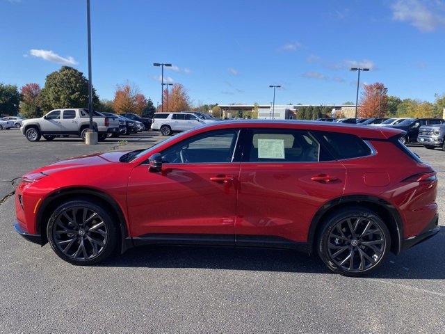 2025 Toyota Crown Signia XLE photo 4