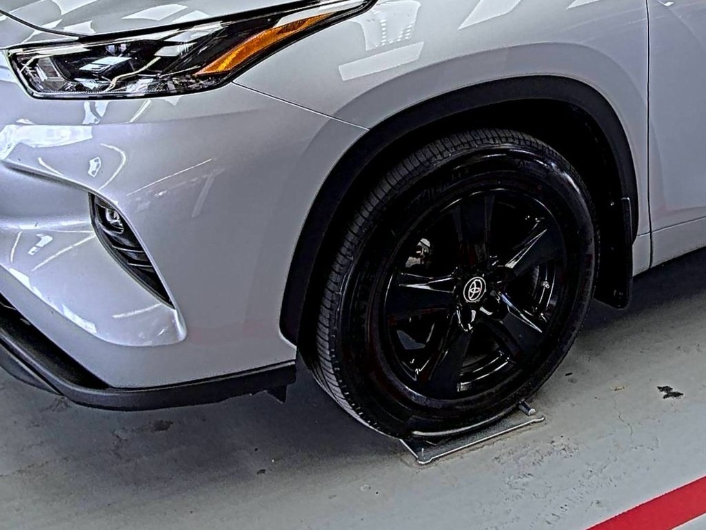 2024 Toyota Highlander LE photo 3