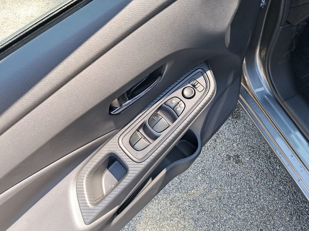 2025 Nissan Versa 1.6 SV photo 11