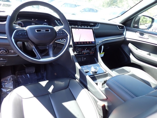 2025 Jeep Grand Cherokee Limited photo 12