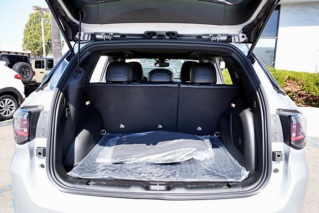 New 2025 Silver Zynith Metallic Clear-Coat Exterior Paint Jeep Limited image 16