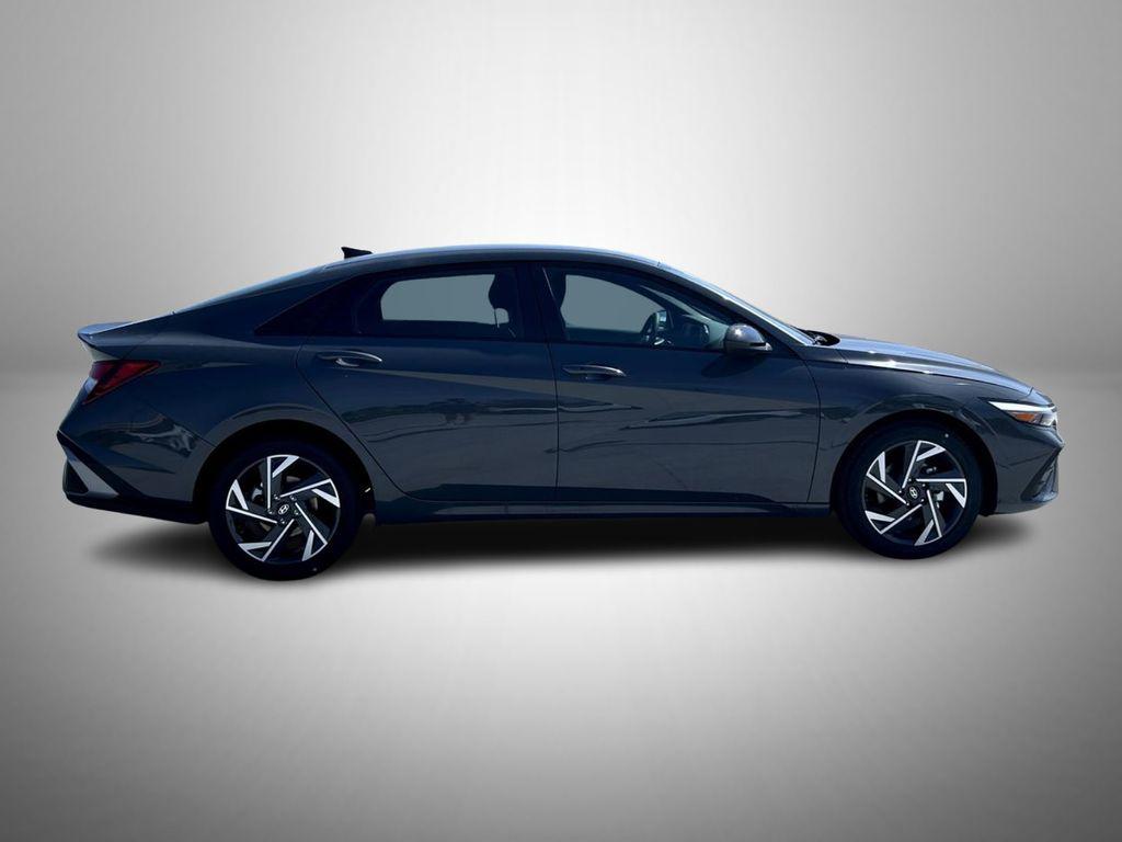 2025 Hyundai Elantra SEL Sport photo 4