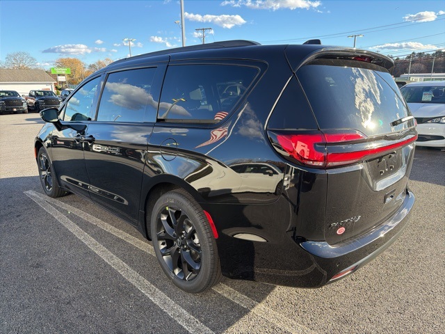 2026 Chrysler Pacifica photo 4