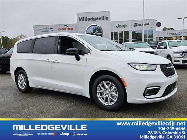 2026 Chrysler Pacifica Select's photo