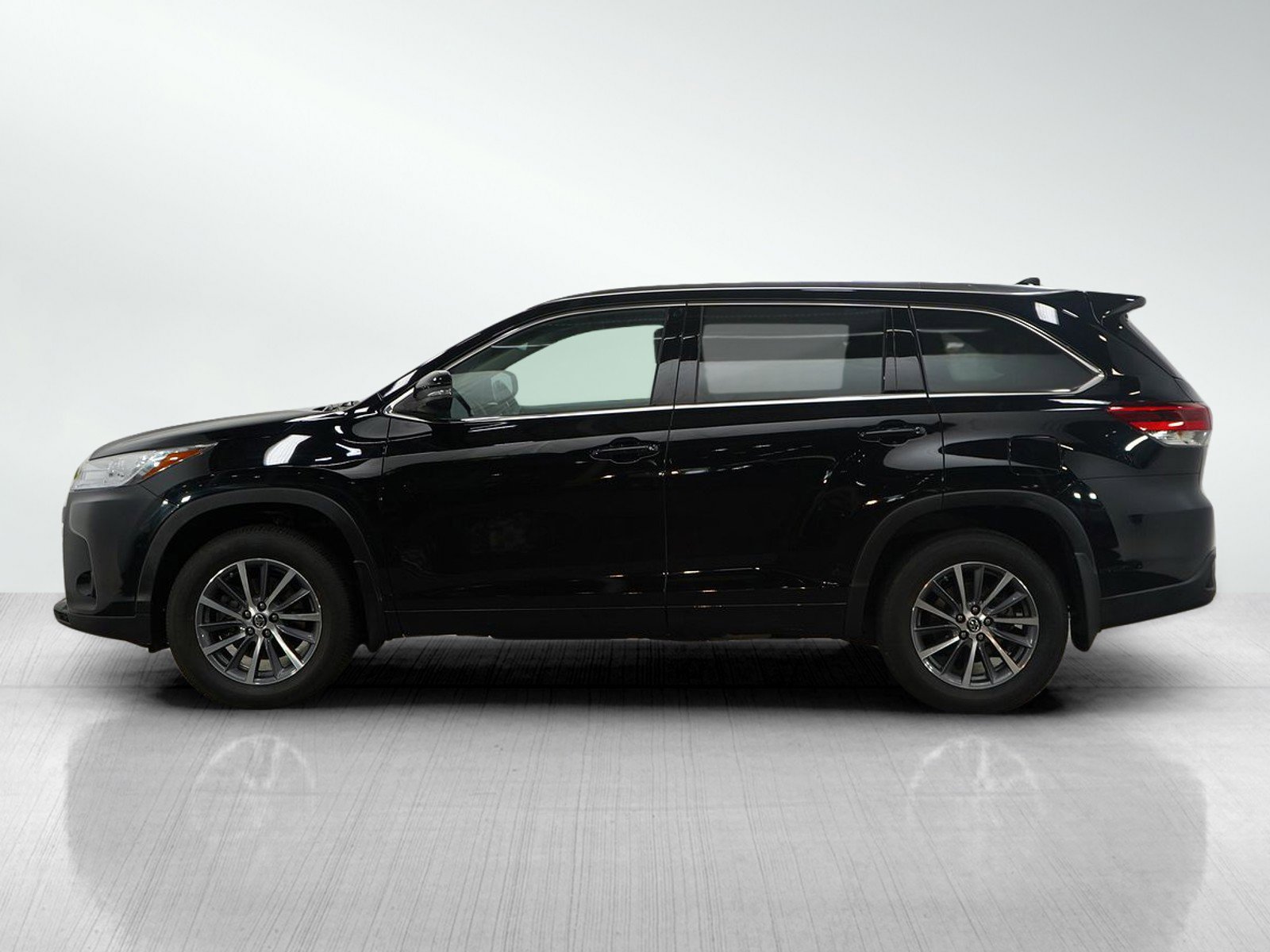 Used 2018 Toyota Highlander XLE with VIN 5TDJZRFH3JS849100 for sale in Burnsville, Minnesota