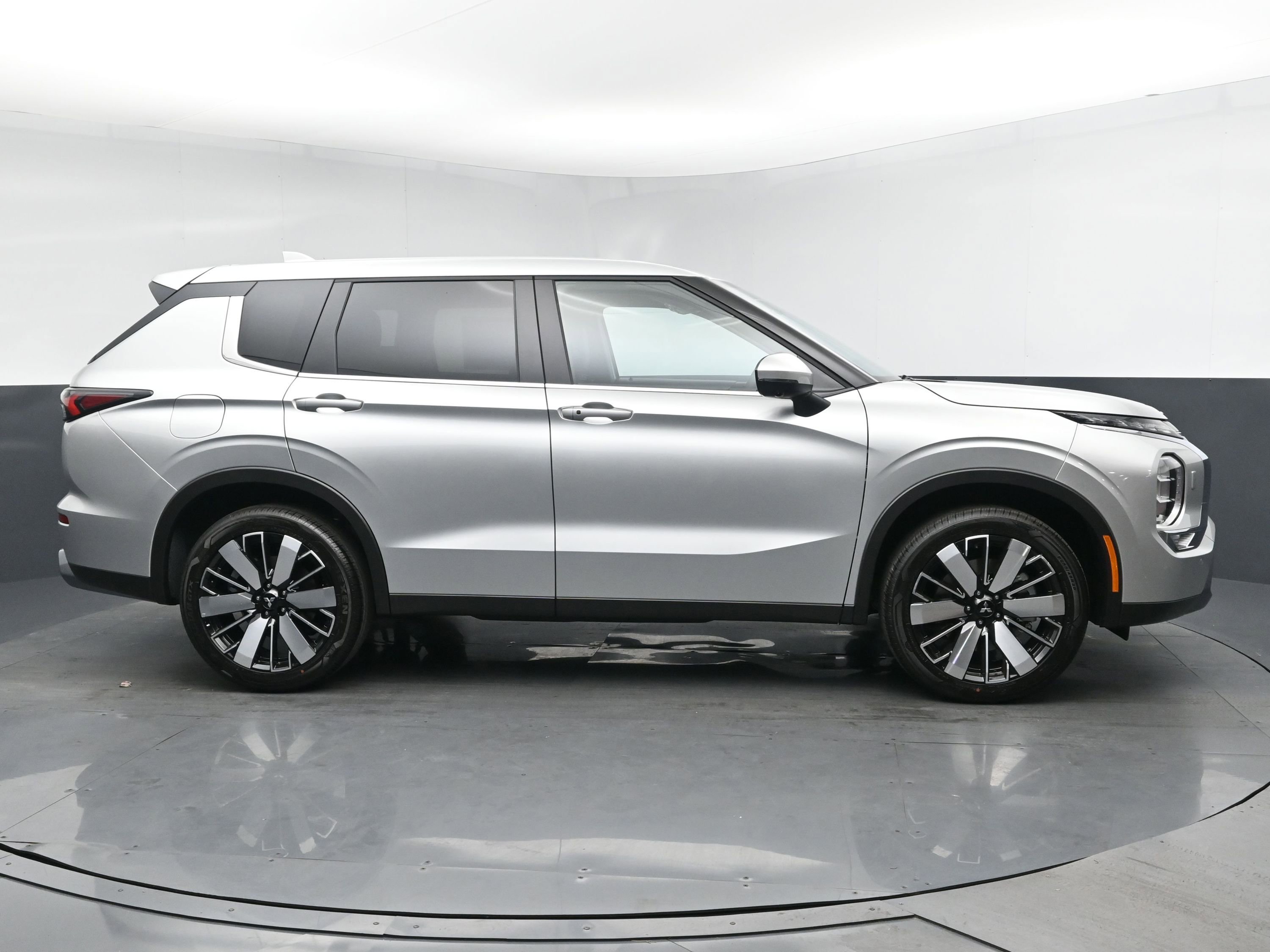 2025 Mitsubishi Outlander SE photo 3