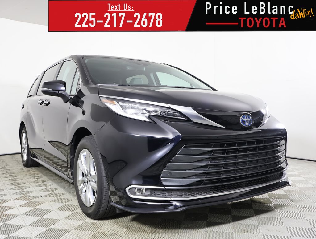 2024 Toyota Sienna Limited's photo