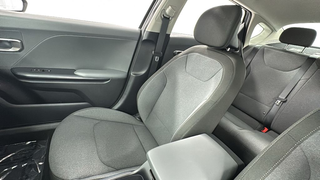 2025 Kia K4 LXS photo 13