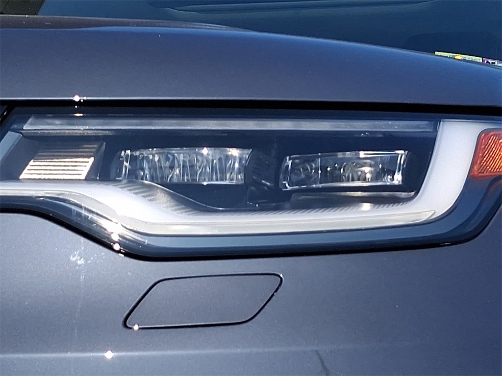 2025 Land Rover Discovery S photo 9