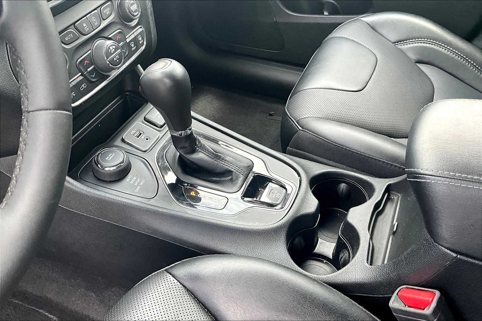 2023 Jeep Cherokee Altitude Lux photo 11