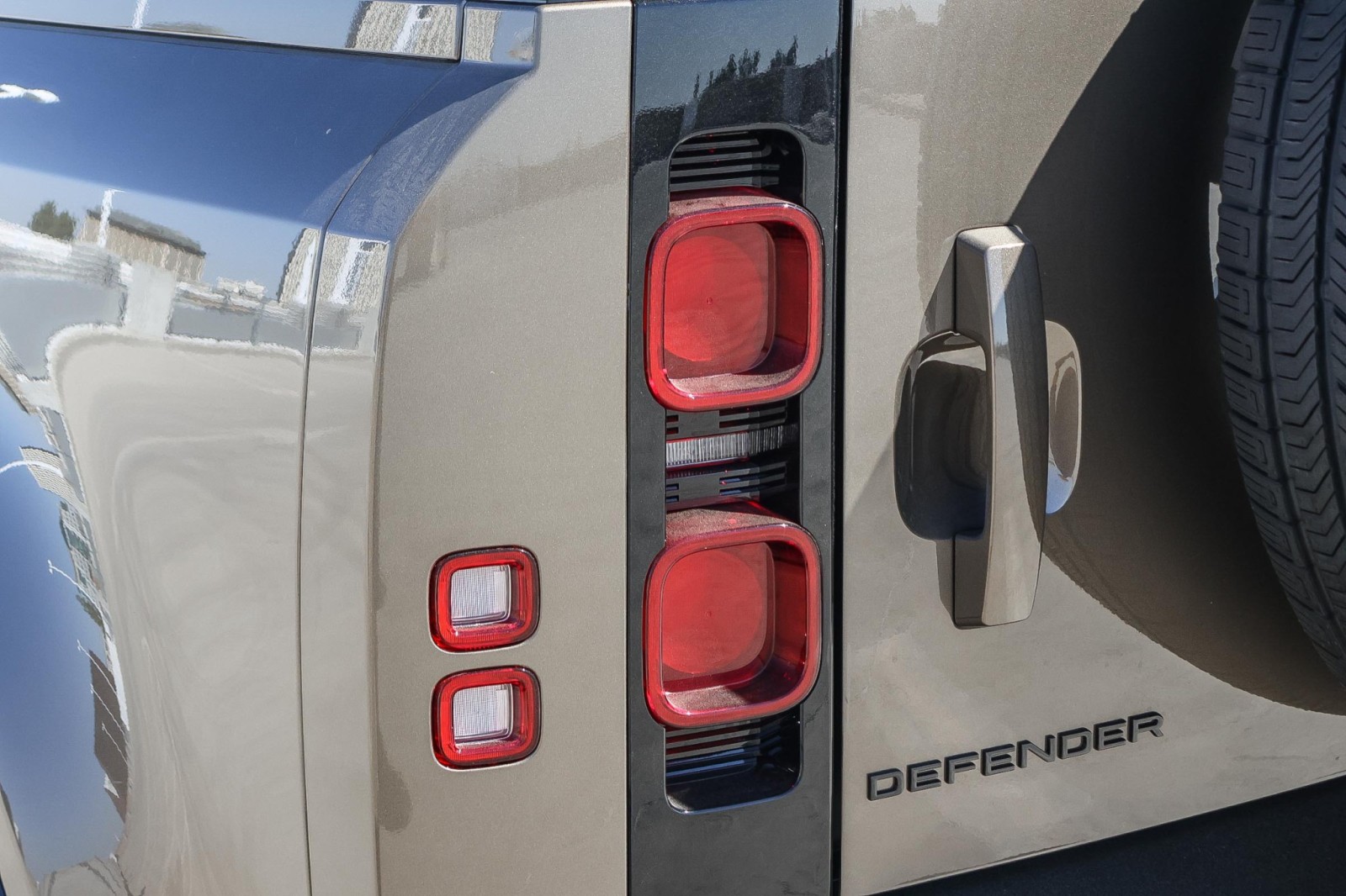 2025 Land Rover Defender 110 X-Dynamic SE photo 6
