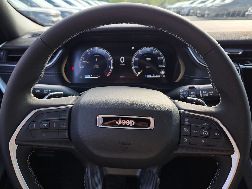 2025 Jeep Grand Cherokee Laredo photo 33