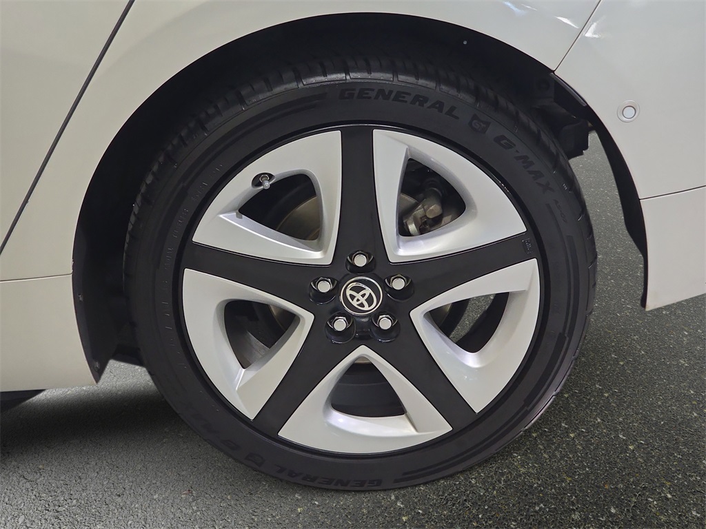 2018 Toyota Prius Three photo 33