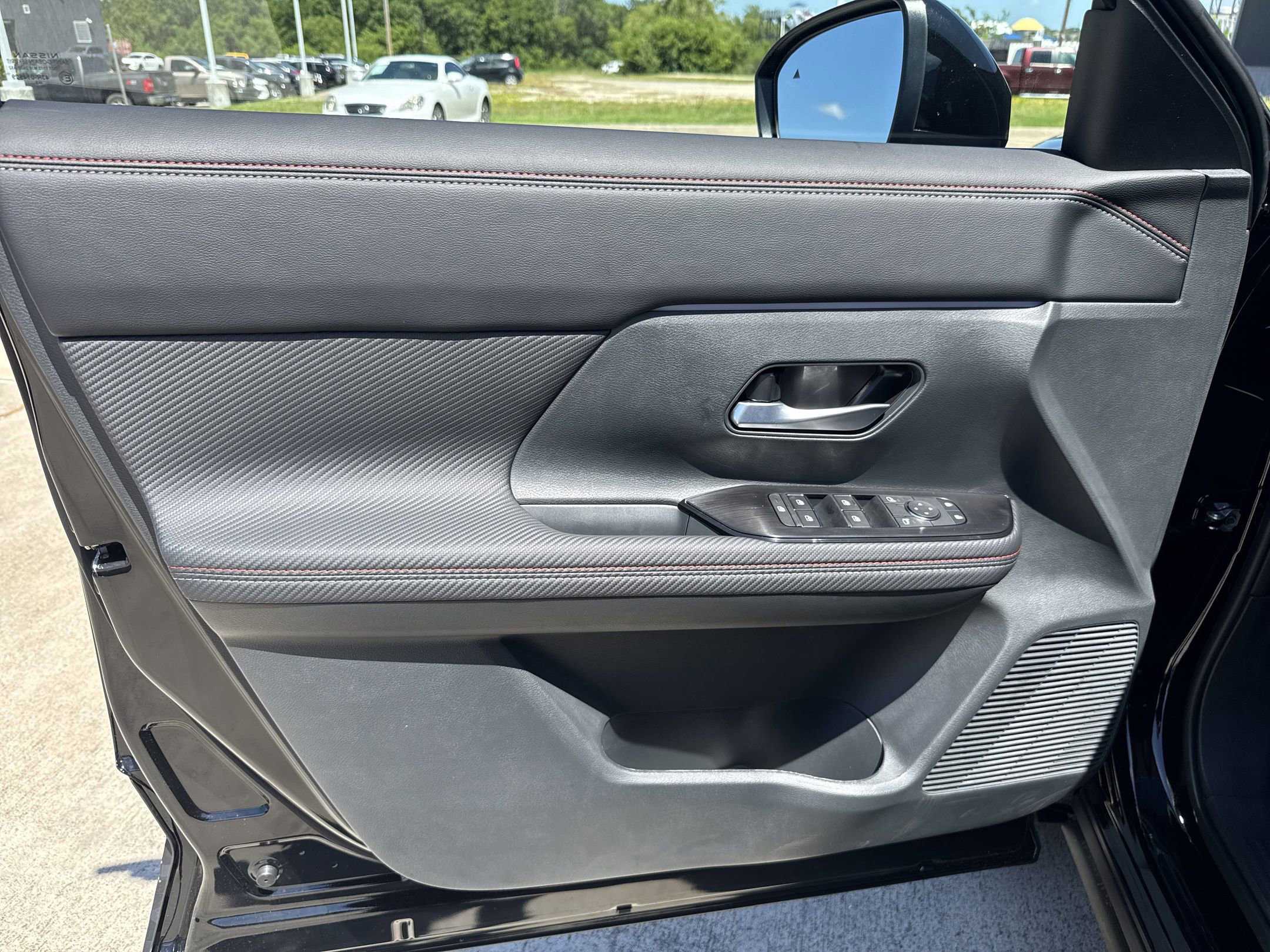 2025 Nissan Kicks SR photo 11