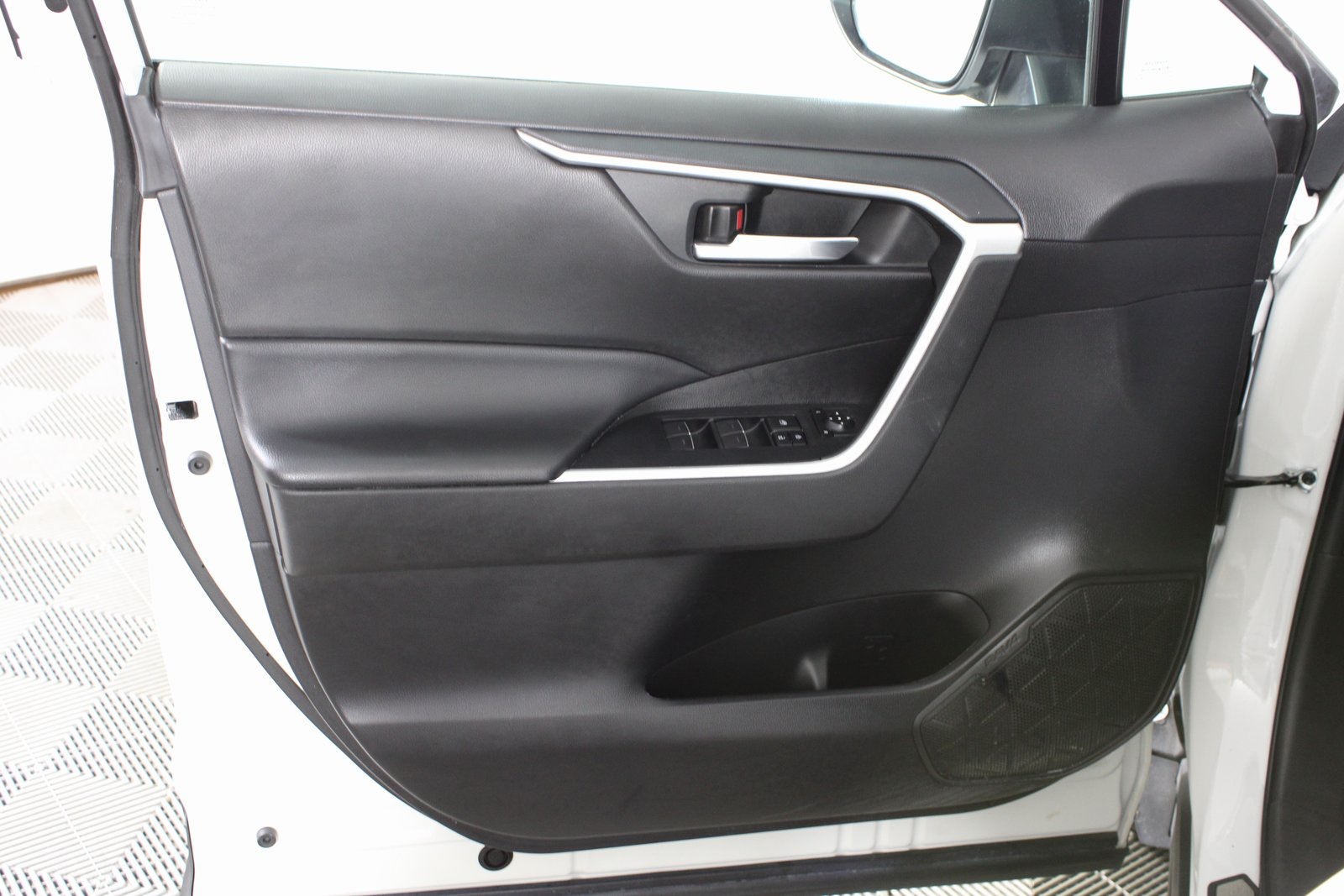 2022 Toyota RAV4 XLE photo 9