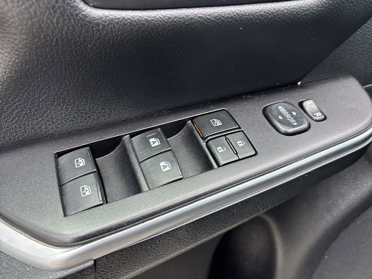 2017 Toyota Camry SE photo 12